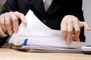 Widerrufsbelehrung im Darlehensvertrag: Ob sie unwirksam ist, kann ein Anwalt prüfen.