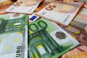 Bausparvertrag vorzeitig auflösen: Halten Sie die Kündigungsfrist nicht ein, wird eine Entschädigung fällig.